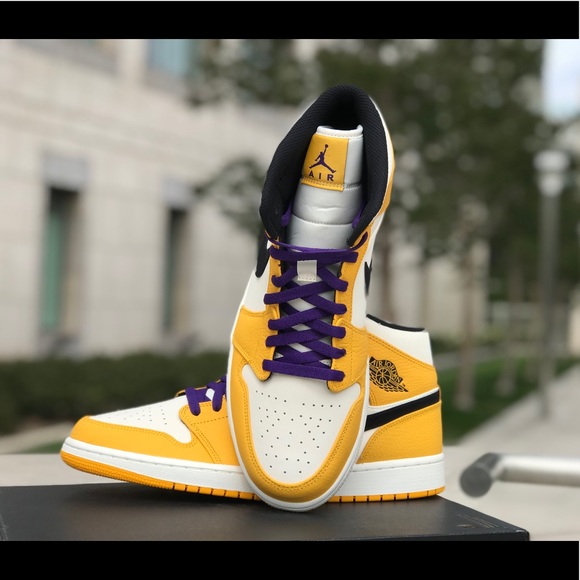 Nike Air Jordan 1 Mid - Picture 5 of 6